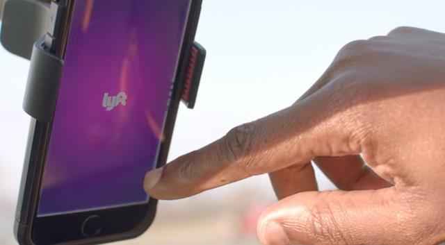 环球网▲Lyft宣布与亚马逊合作运送包裹和杂货