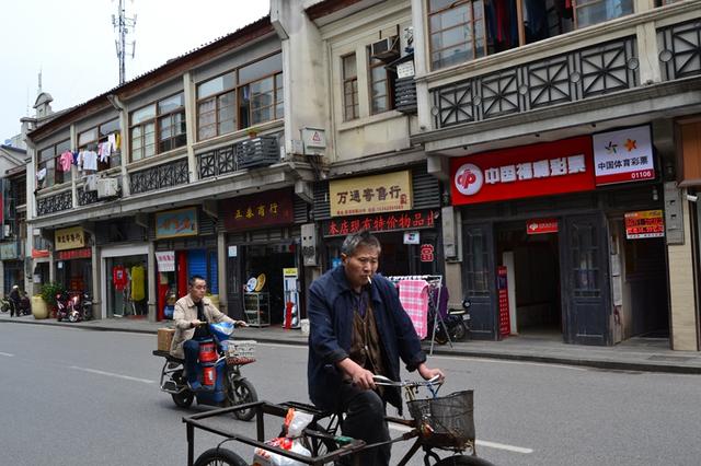 「约吗旅行」前进四路上的民间金融街