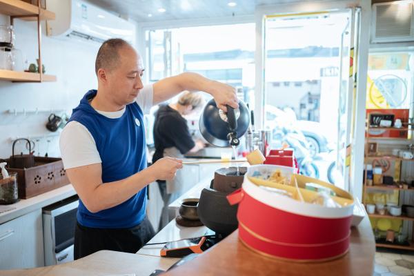 永康|听网红爷叔侃咖啡经、喝张文宏点赞的特调……荡荡这条上海小马路，百味杂陈