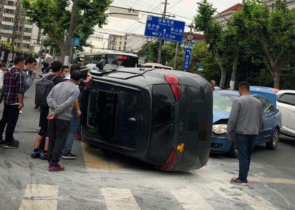 新民晚报▲昨晚国和路政衷路两车相撞 一辆SUV侧翻