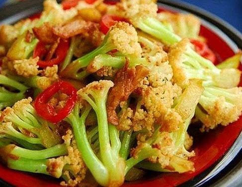 干锅花菜有人焯水，有人直接炒，难怪不好吃，大厨教你正确做法