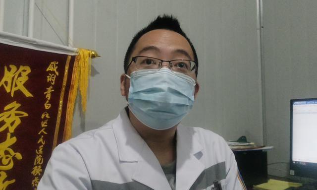 大爷|与死神竞速！医生长跪飞奔的转运车上按压 救回心脏骤停老人
