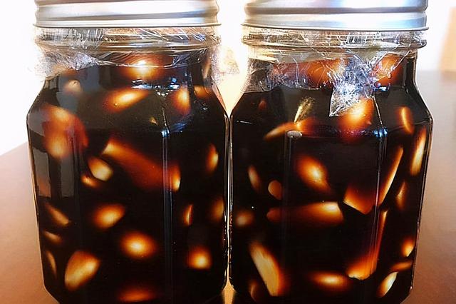 腌腊八蒜，只加醋不对！多做2个步骤，3天变绿，脆爽开胃又解腻