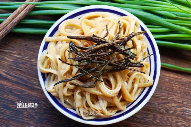 大葱鸡蛋这样炒，做法简单又家常，香嫩美味，是绝佳的下饭菜