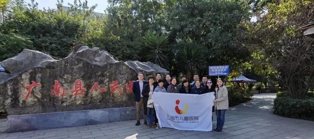 儿科|摆“剪刀手”不再是梦，儿童医院援滇医疗队完成当地首例罕见病患儿并指分离手术