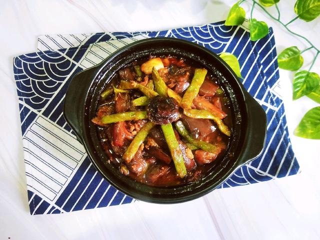 冬天就馋这菜，茄子豆角一焖，味道鲜香可口，超下饭