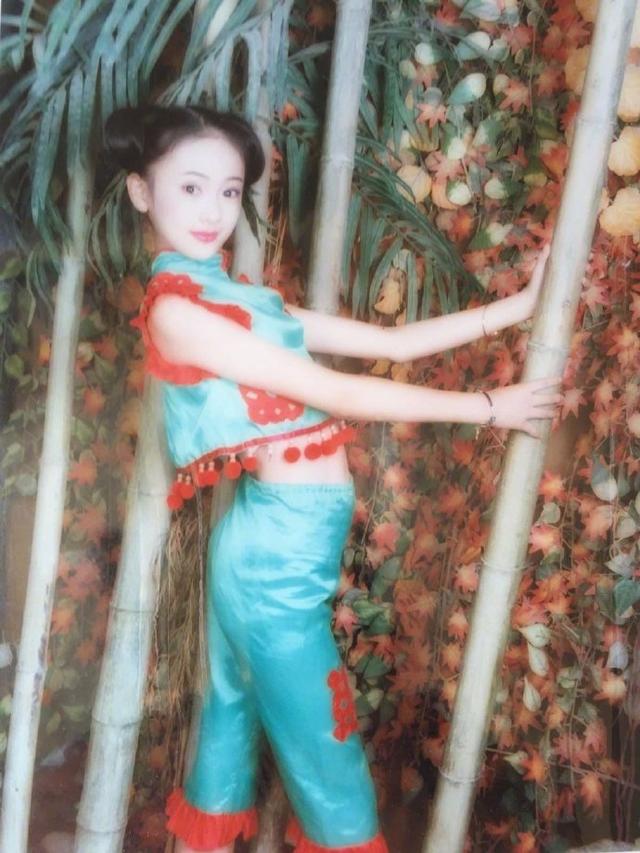 「中国青年网」从小美到大！童瑶分享儿时照片头戴红花扮靓俏皮十足