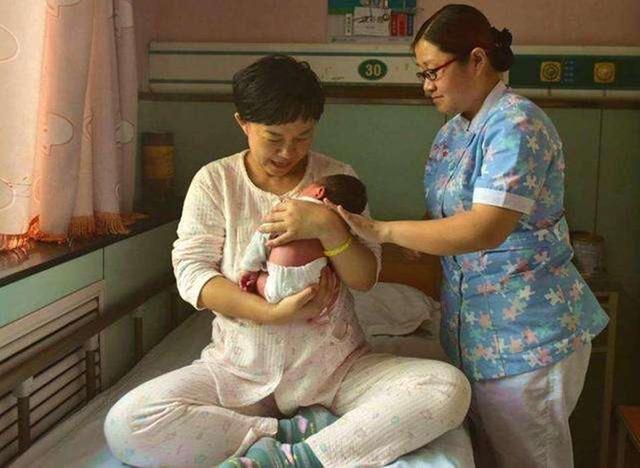 你的育儿经@宝宝三个月后才能竖抱吗?关于竖抱,除了3种姿势还需掌握这些