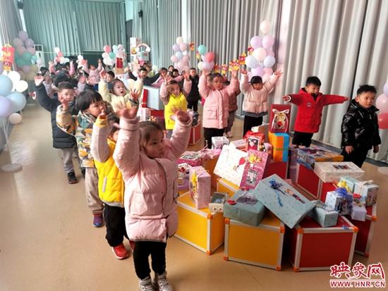 登封市直属第三幼儿园：萌娃寻宝，幸福迎新年