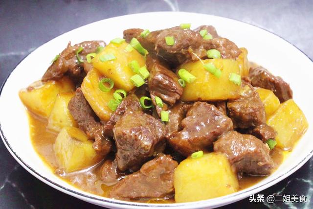 做红烧牛肉，只放生抽就错了，大厨：“多加2白”，入味还不塞牙