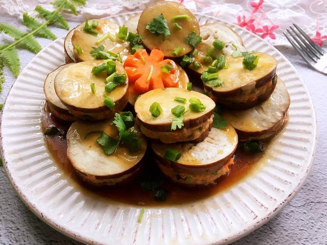 油炸的茄盒太腻了，还是蒸着原汁原味，好吃不上火