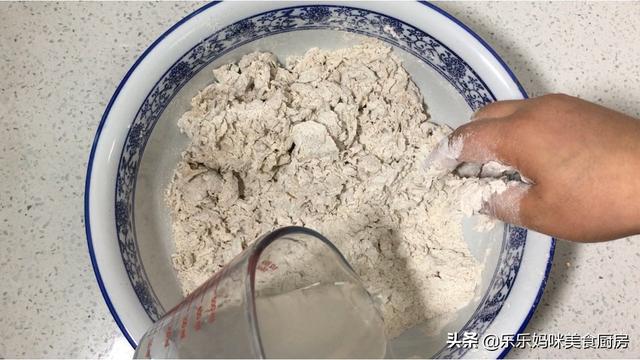 冬季蒸包子馒头发面太慢，教您3招，半小时发满盆，简单又实用