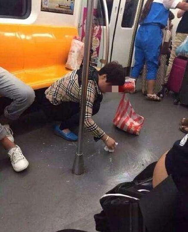 「超级宝妈」孩子在地铁上拉臭臭,被乘客指责,奶奶接下来的做法,让人安静