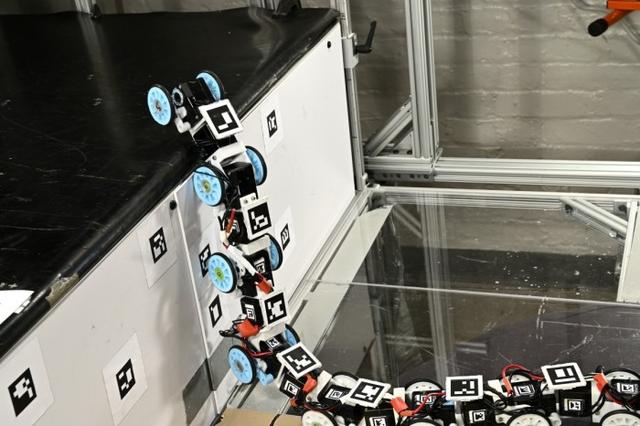 环球网:受蛇启发 科学家研发出能滑行并越过障碍物的机器人