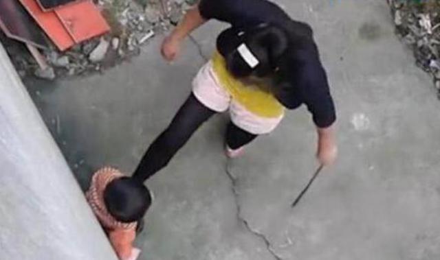 你的育儿经@承受亲爸妈和弟弟的“拳脚相加”，她不哭不闹，网友：不配当父母
