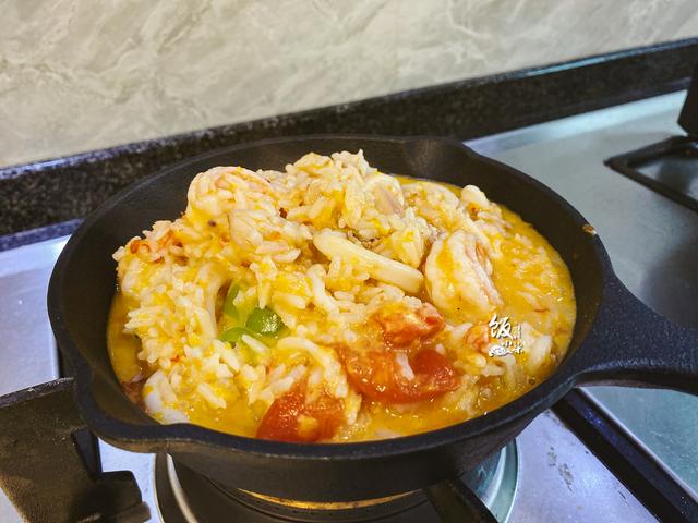 入冬了，天冷就要吃点热乎的，这样的一锅海鲜饭，营养好吃又暖胃