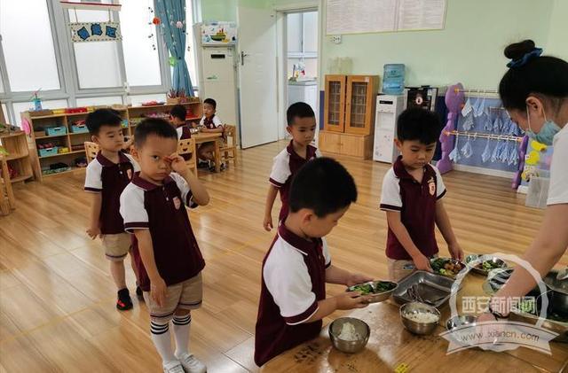 超级宝妈|开园了：老师撑伞接幼儿入园 口罩、分餐、室内体能训练等一个不能少