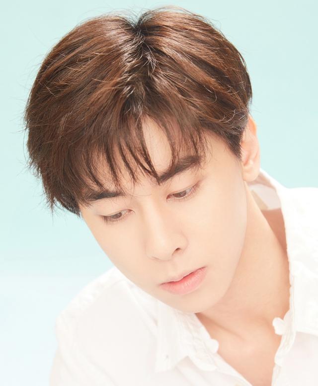 无梦旅人|易烊千玺点评前组合队长，听到他的经历后沉默，谁注意到他的称呼