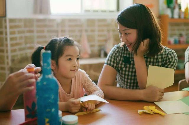 4岁女孩放学后没家长接，老师打开书包发现纸条，网友：枉为父母