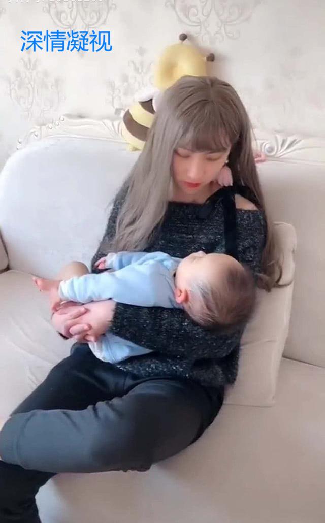 「你的育儿经」妈妈出门宝宝哭闹咋办?爸爸化妆成“美妈”成功将娃哄睡