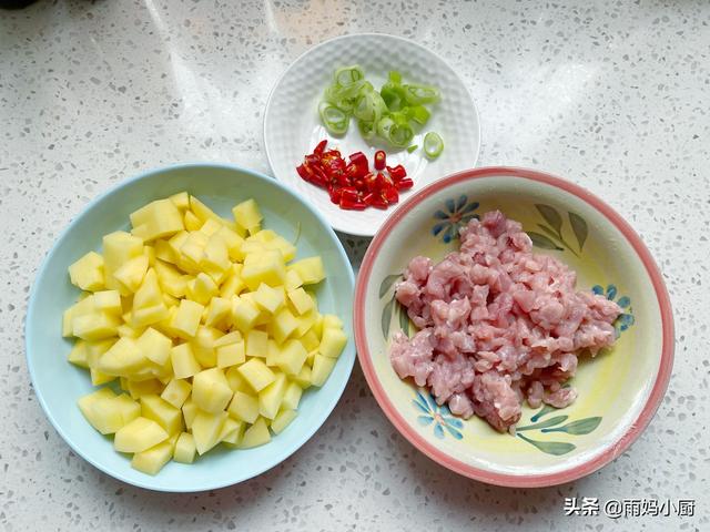 入冬后，最喜欢的土豆吃法，饭菜一盘出，鲜香入味又营养