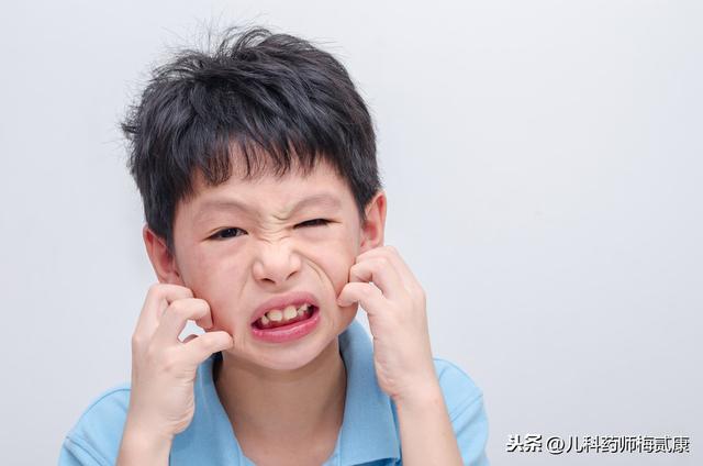 「你的育儿经」宝宝身上老起荨麻疹，每次痒的使劲抓挠，有没有好办法防治啊？