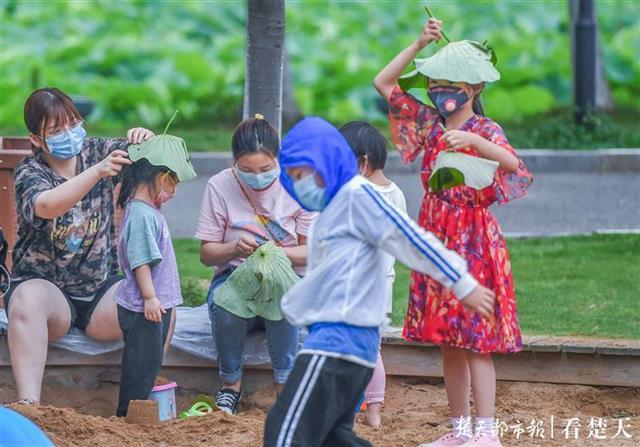 你的育儿经@下雨啦！宝宝们戴上了荷叶帽