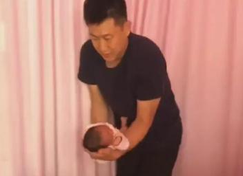 你的育儿经|新生宝宝刚出产房，还是不要给这几类人抱，别等吃了亏才知道懊悔