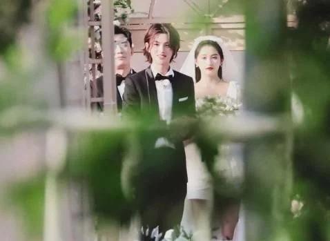 暖风吹怀|关晓彤穿平底鞋录节目，当她和184蔡徐坤同框，谁的身高在说谎？