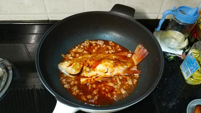 家常酱焖鱼，换成这个酱，微辣酸甜，孩子也爱吃