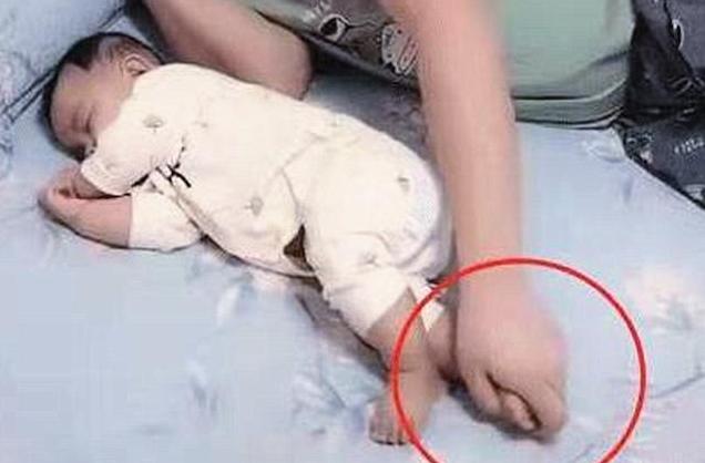 「超级宝妈」爸爸陪儿子午睡，醒来后发现孩子身体“凉了”，吓得起身探鼻息