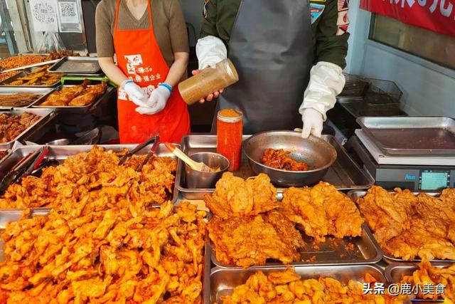 街边小吃炸鸡架骨，15块一斤送半斤亏本营销，到底用啥肉制作？
