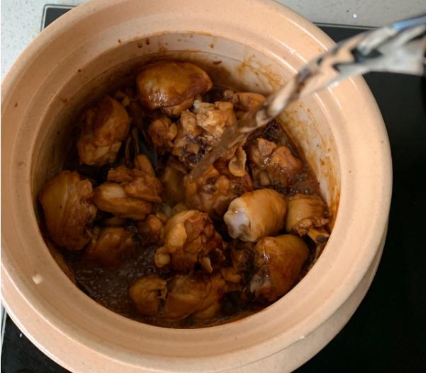 炖鸡时放哪几种香料？大厨：用“它”就够了，鸡肉鲜嫩无腥味