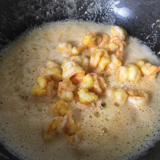 金沙虾，一个鲜字说不完，一口咬到底，才知道外酥里嫩是什么意思