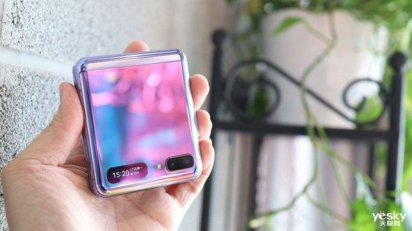 [环球网]两代折叠屏手机 三星Galaxy Z Flip与Galaxy Fold选谁？