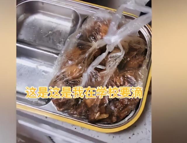 怕妈妈没做饭，一年级女娃“打包”学校剩菜带回家，老师反应亮了