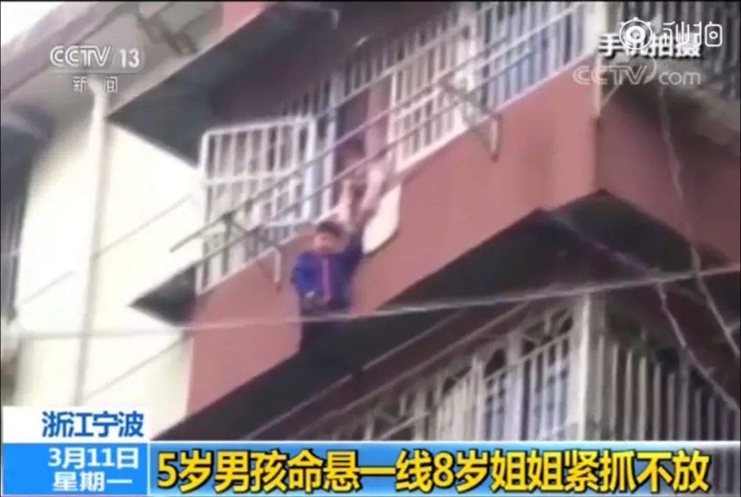 暖先生格调：3岁女儿在房间玩，厨房的宝妈听到一声闷响，回来女儿没了！