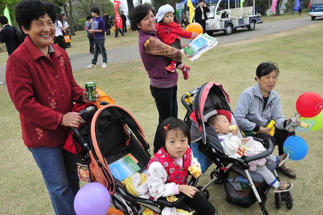 “老夫妻养老两个儿子家轮流住”：晚年的底气，是靠自己给的