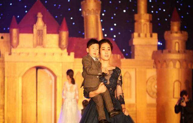 你的育儿经：幼儿园毕业典礼成上流宴会，宝妈吐槽被排挤：没钱就别来这上学