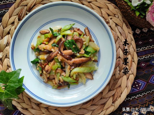 香菇炒油菜，别再放盐，加这2种酱料，咸香下饭味更鲜