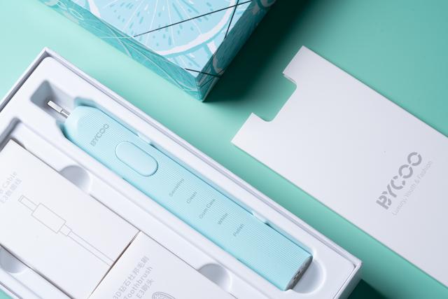 洁白的牙齿需要电动牙刷助力