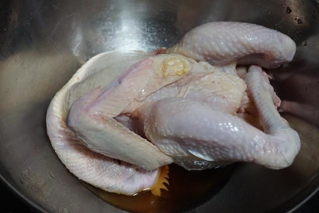 烤鸡这样做，汁水饱满，上桌就抢光，只因加了这一样东西