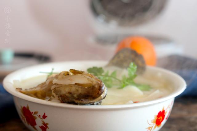 炖鱼时，汤汁寡淡是调料少了吗？我加了“2样”，鱼汤奶白肉质鲜