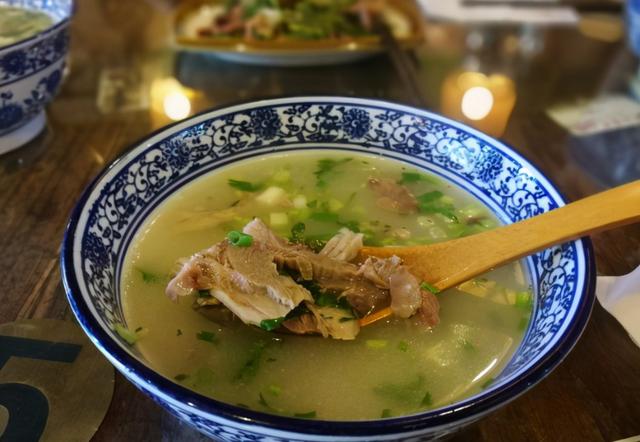 炖羊肉汤，做好“3不加”，保证汤鲜美浓白，肉软烂入味，没膻味