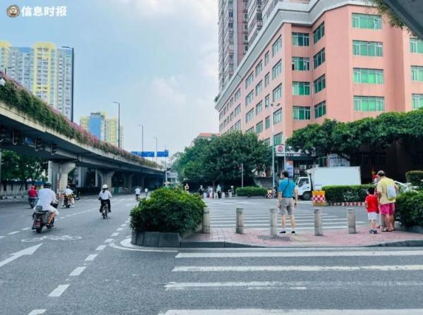 东晓南路与新港西路交叉路口,行人与电动车过马路时"各行其道.