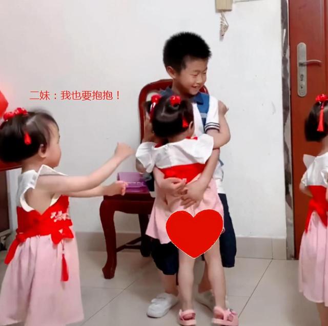 儿子想要个妹妹，结果宝妈一次生了三，哥哥回家场面萌化众人