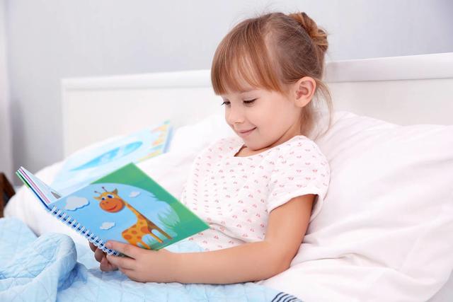「你的育儿经」孩子有这3个“烦人”举动，是在偷偷变聪明，妈妈再烦也要忍住