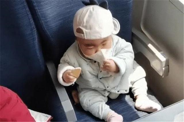 [超级宝妈]“最懂事宝宝”走红，吃一口饼干戴一下口罩，网友：安全意识满分