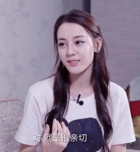 迪丽热巴新造型，戴蛇形吊坠，穿高开叉长裙，网友：美到我窒息|9号放映厅