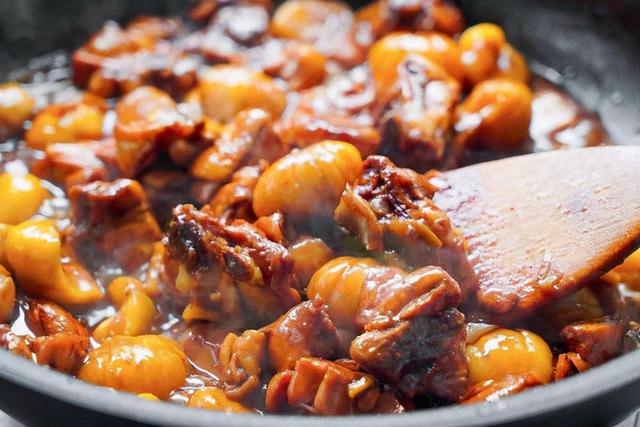 炖鸡块，怎么做才鲜香好吃？牢记“1泡2窍门”，鸡肉无腥，实用